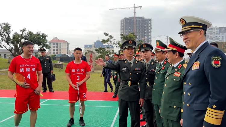 Đại tướng Phan Văn Giang sang Trung Quốc, cùng thượng tướng Đổng Quân xem thể thao