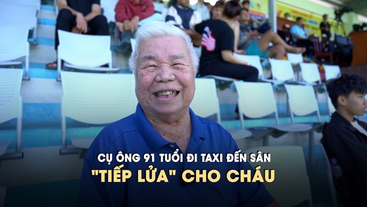Cụ ông 91 tuổi tâm đắc vì ‘bóng đá đẹp’ khi đến sân ‘tiếp lửa’ cho cháu