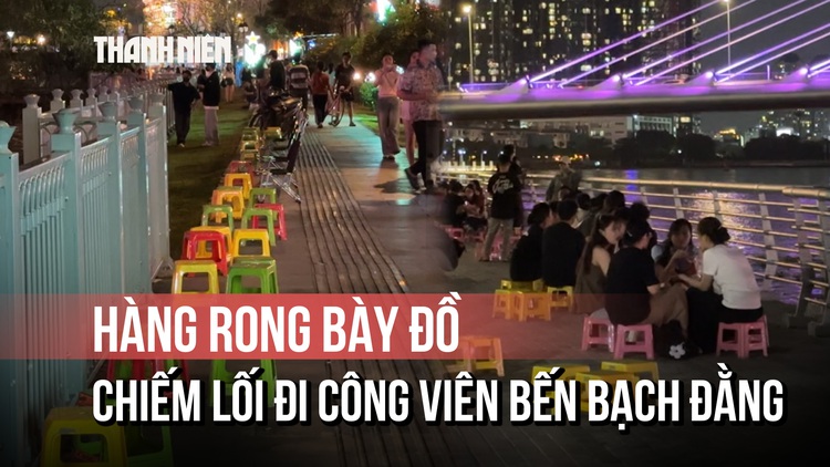 Bủa vây hàng rong chèo kéo, xe máy chiếm lối đi ở công viên khu vực bến Bạch Đằng