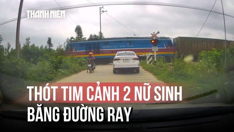 Thót tim khoảnh khắc 2 nữ sinh 'giỡn mặt tử thần' ngay sát đầu tàu hỏa