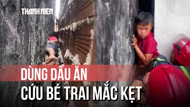 Cận cảnh cứu bé trai mắc kẹt giữa vách tường