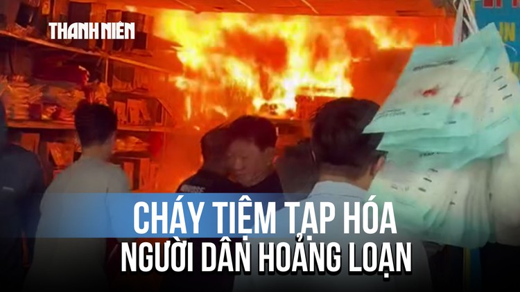 Cháy nhà bán đồ nhựa, cư dân hốt hoảng di dời tài sản