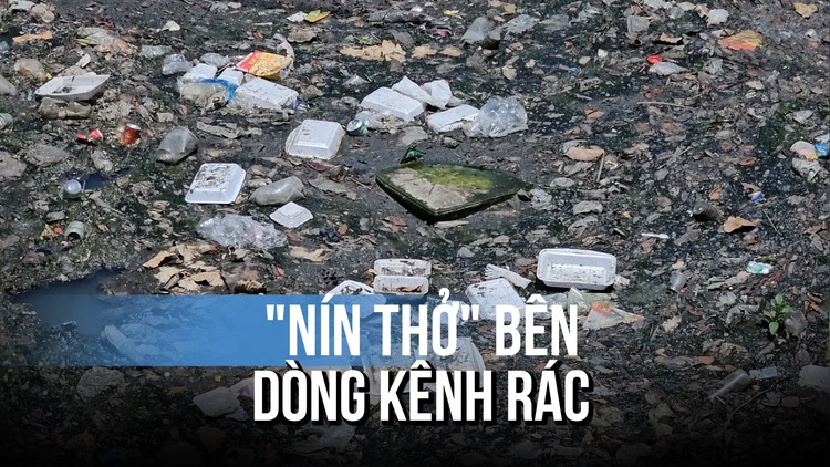 Người dân 'nín thở' bán hàng bên dòng kênh ngập rác: Bao lâu được nạo vét, xử lý?