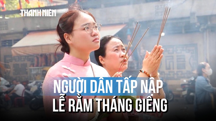 Người dân cầu bình an ngày Rằm tháng Giêng năm Bính Ngọ