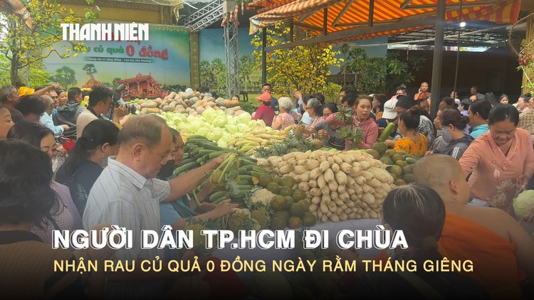 Người dân TP.HCM đi chùa nhận rau củ quả 0 đồng ngày rằm tháng giêng
