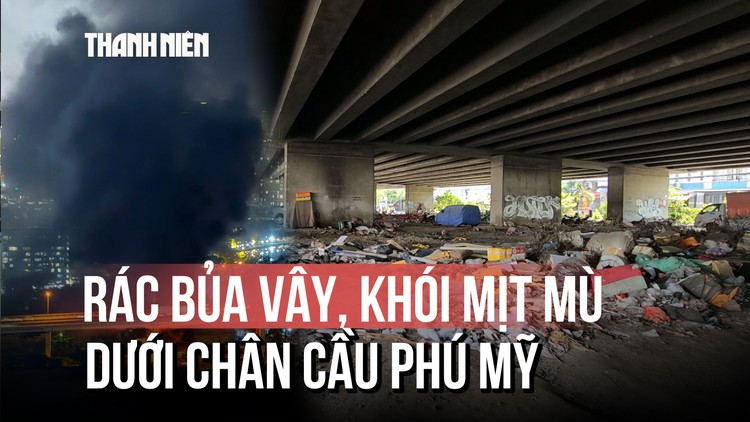 Dưới mặt cầu rác bủa vây, trên cầu khói mịt mù: Vì sao chưa rào chắn xử lý?