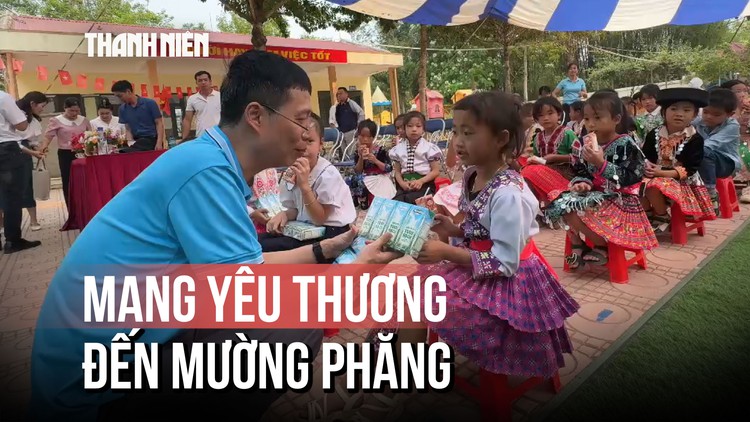 Báo Thanh Niên trao quà và sách giáo khoa cho học sinh Mường Phăng