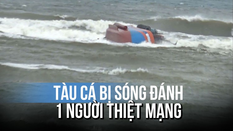 Tàu đánh cá bị sóng đánh chìm, 7 ngư dân bơi vào bờ, 1 người tử vong