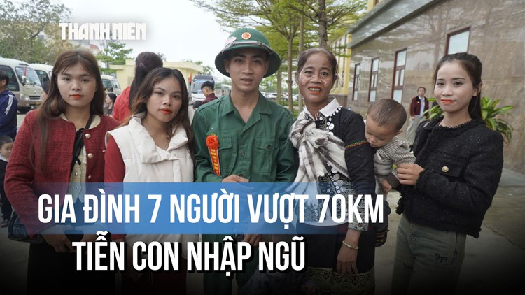 Gia đình 7 người của mẹ Vân Kiều vượt 70km về phố tiễn con đi nghĩa vụ
