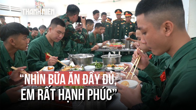 Không khí rộn ràng tại bữa cơm đầu tiên của tân binh trong doanh trại ở Quảng Trị