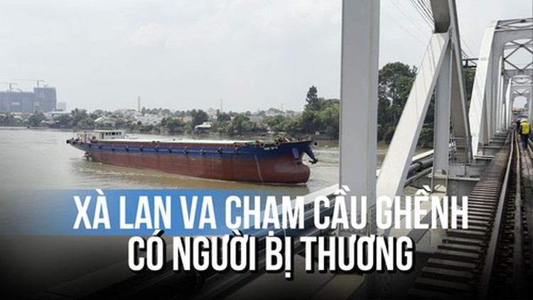 Khoảnh khắc cầu Ghềnh rung lên bần bật khi sà lan va chạm