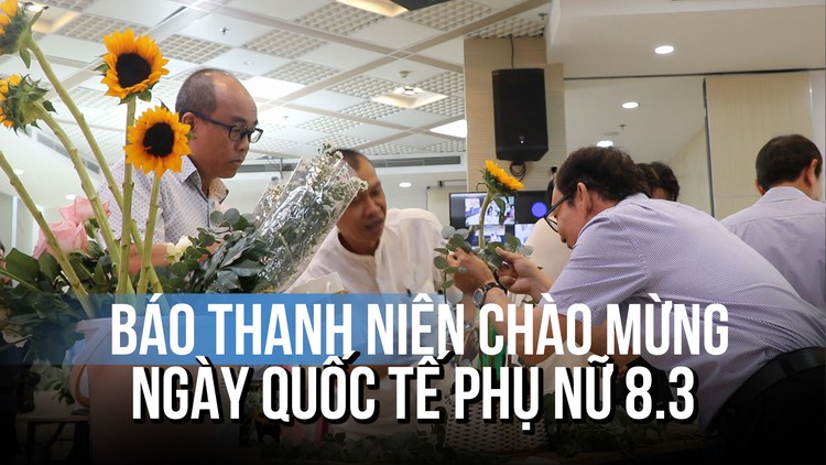 Nam phóng viên cắm hoa chúc mừng ngày Quốc tế phụ nữ