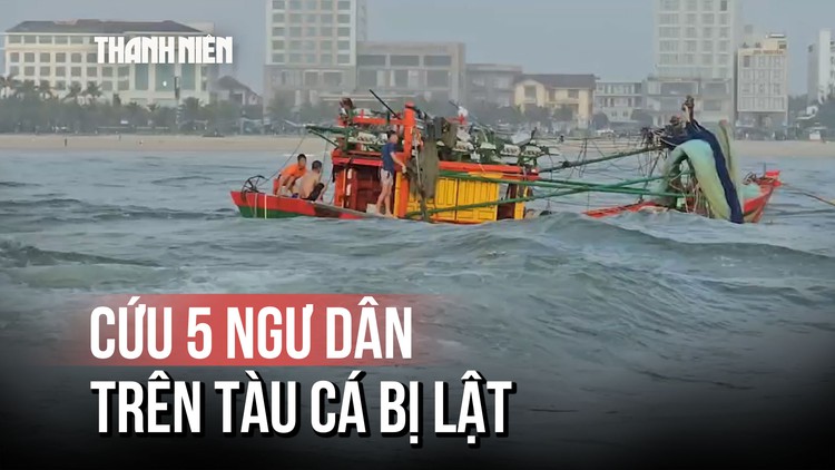 Một tàu cá bị lật khi vào cửa Nhật Lệ, 5 ngư dân được cứu