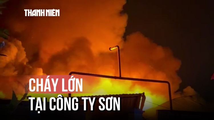 Lửa đỏ rực công ty sơn ở TP.HCM kèm nhiều tiếng nổ