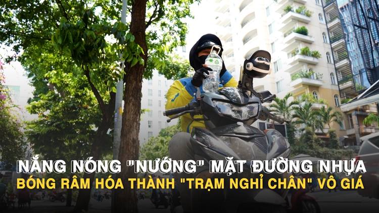 Nắng nóng 'nướng' mặt đường nhựa, dừng đèn đỏ cũng thành nỗi ám ảnh mưu sinh