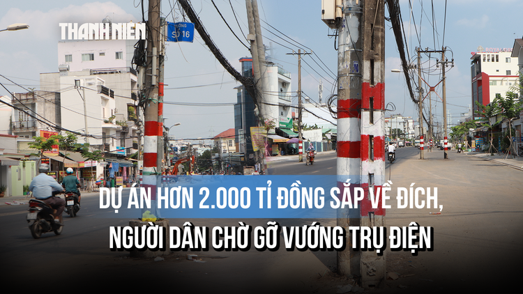 Đường rộng 6 làn sắp hoàn thiện, cột điện vẫn 'chễm chệ' giữa đường: Vì sao?