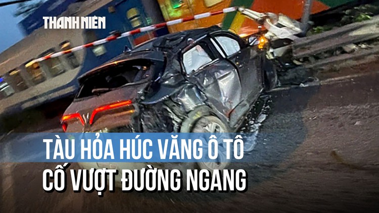 Thót tim khoảnh khắc tàu hỏa húc văng ô tô kẹt giữa thanh chắn đường ngang tại Hà Nội