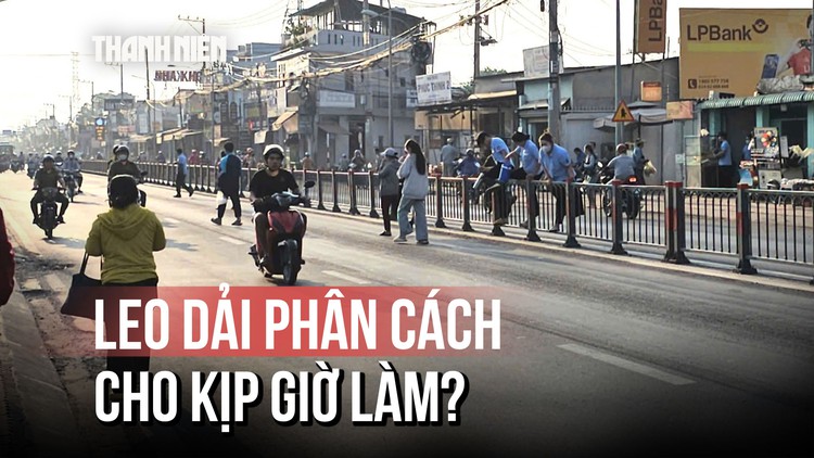 Leo dải phân cách cho kịp giờ làm, dù biết là nguy hiểm