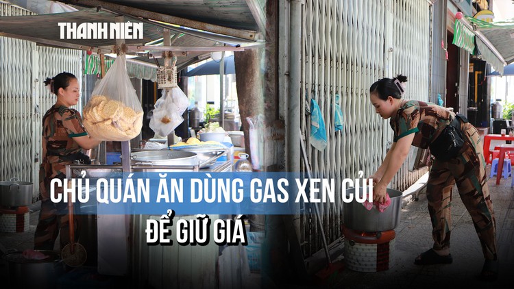 Chủ quán ăn dùng gas xen củi để giữ giá