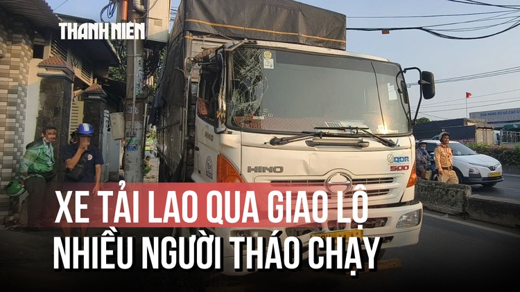 Xe tải lao qua giao lộ, đâm vào nhà dân: Khoảnh khắc thoát chết thần kỳ