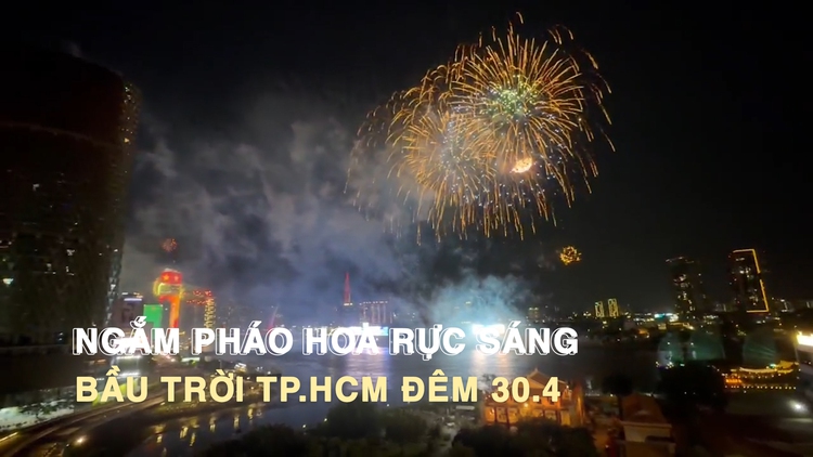 Ngắm pháo hoa rực sáng trên bầu trời TP.HCM đêm 30.4