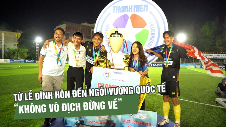 'Không vô địch đừng về': Lời dọa đáng yêu sau lễ đính hôn của trung vệ Malaysia