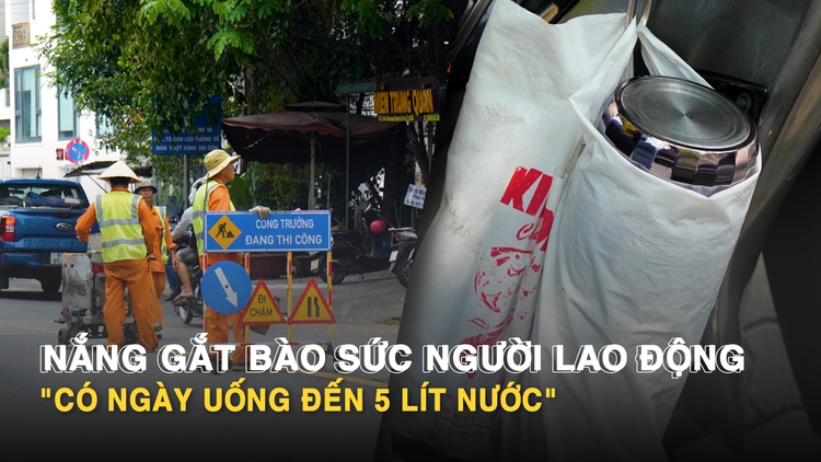 Nắng gắt ở TP.HCM bào sức người lao động ngoài trời, 'có ngày uống đến 5 lít nước'