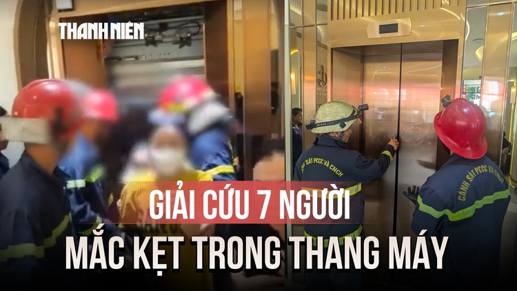 Khoảnh khắc giải cứu 7 người mắc kẹt trong thang máy ở TP.HCM