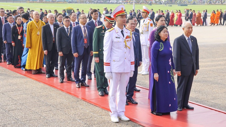 Đoàn đại biểu dự Đại hội MTTQ lần thứ XI vào Lăng viếng Chủ tịch Hồ Chí Minh