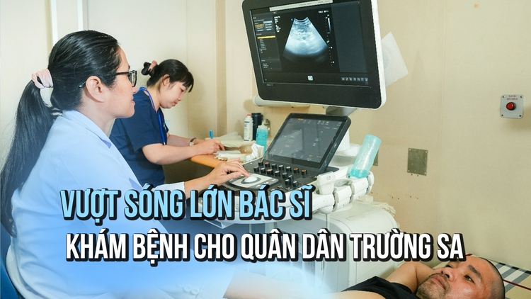 Vượt sóng lớn, 60 y bác sĩ TP.HCM khám bệnh miễn phí cho quân dân Trường Sa
