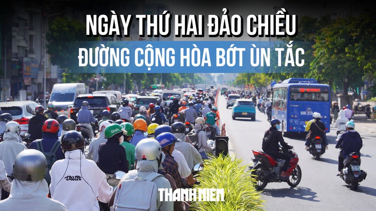Ngày thứ hai đảo chiều làn xe đường Cộng Hòa: Bớt cảnh ùn tắc kéo dài