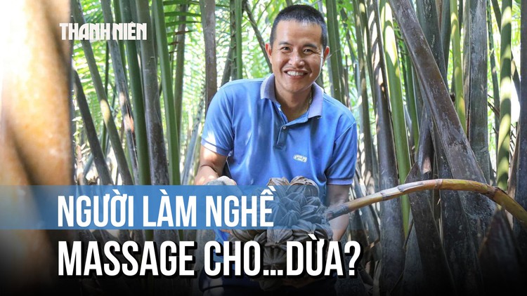 Chàng trai dùng búa 'massage' dừa nước lấy mật, thu tiền triệu mỗi ngày