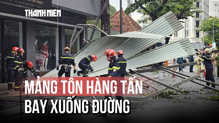 Kinh hoàng mảng tôn hàng tấn bị gió cuốn bay xuống đường giữa giờ cao điểm