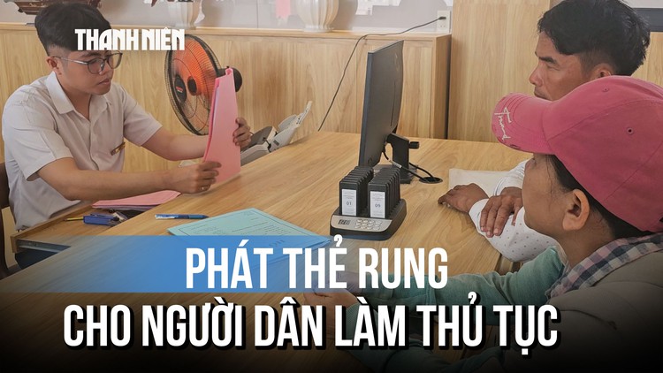 Làm thủ tục hành chính: Nộp hồ sơ nhận lại thẻ rung như ở quán cà phê