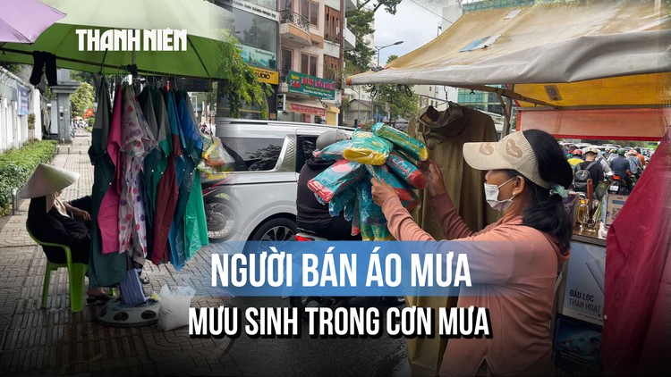 Điều ít người để ý về những quầy hàng ven đường trong mưa đầu mùa ở TP.HCM