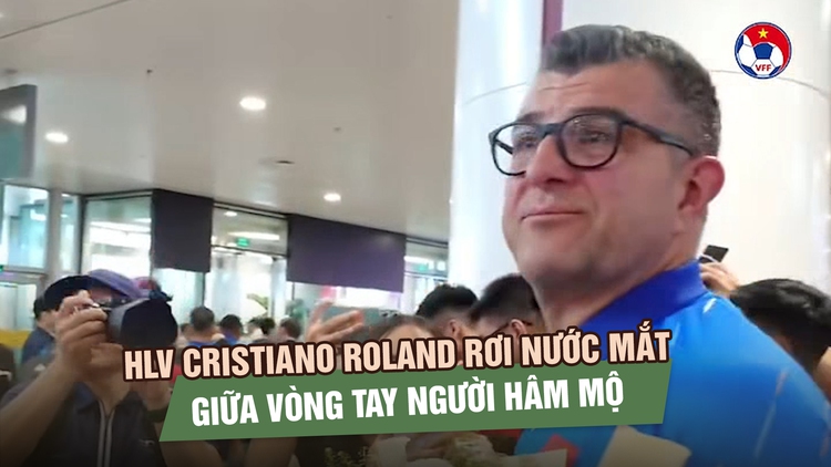 U.17 Việt Nam về nước, HLV Cristiano Roland rơi nước mắt giữa vòng tay người hâm mộ