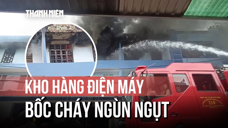Kho hàng điện máy ngay sát chợ đầu mối Hóc Môn bốc cháy ngùn ngụt giữa trưa
