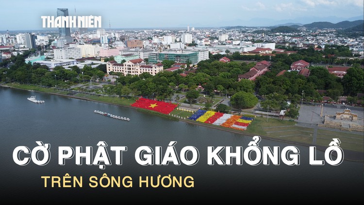 Chiêm ngưỡng cờ Phật giáo khổng lồ và 7 đóa sen hồng trên sông Hương