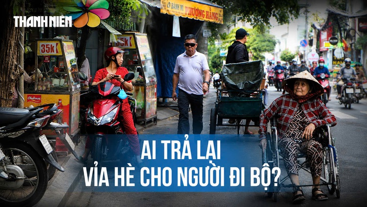 Học sinh né xe giữa phố, người ngồi xe lăn bất lực: Vỉa hè TP.HCM giờ thuộc về ai?