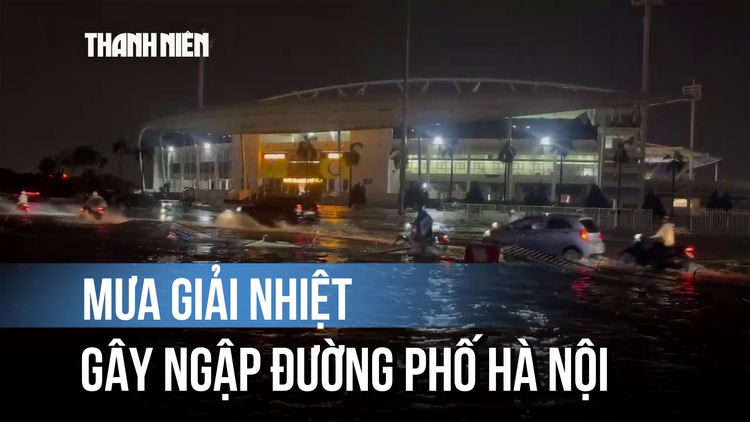 Hà Nội đón mưa giải nhiệt, người dân chật vật về nhà giờ tan tầm