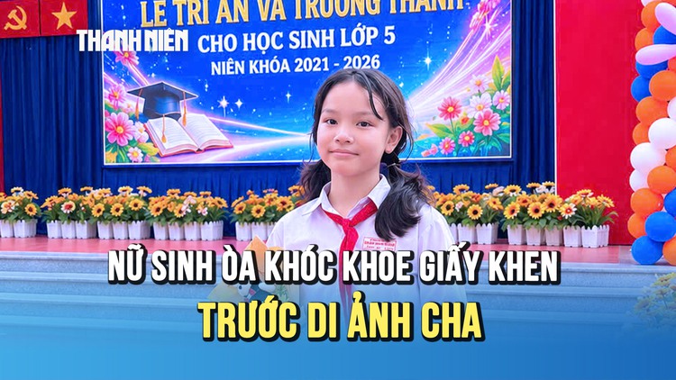 Khoảnh khắc xúc động: Nữ sinh òa khóc khoe giấy khen trước di ảnh cha