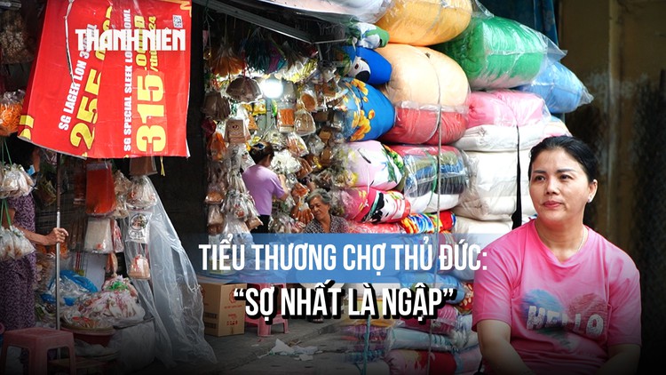 Vừa thấy mây đen, tiểu thương chợ Thủ Đức đã vội kê hàng 'chạy ngập'