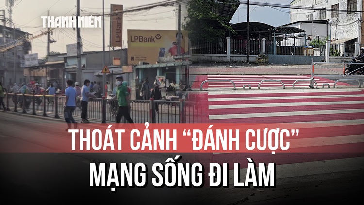 Hết cảnh leo rào 'đánh cược' tính mạng đi làm khi dải phân cách được mở