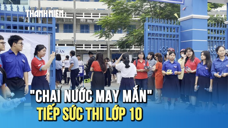 Phụ huynh mất ngủ, giáo viên làm 'chai nước may mắn' tiếp sức sĩ tử thi lớp 10