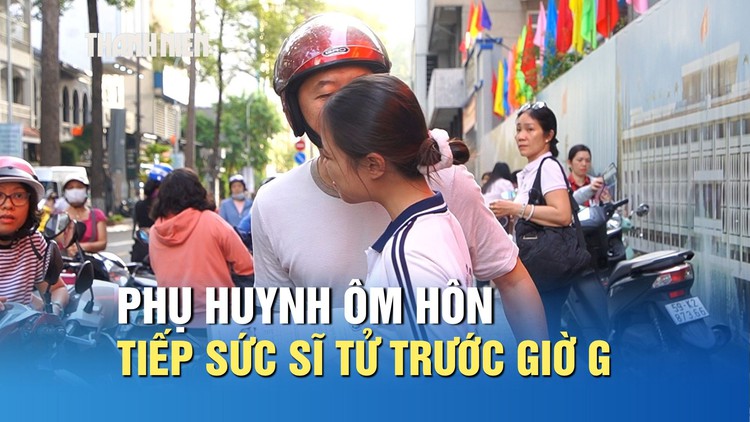 Thi ngữ văn THPT: Phụ huynh ôm hôn tiếp sức sĩ tử trước giờ G