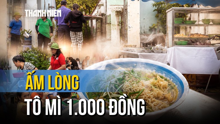 Ấm lòng tô mì 1.000 đồng ngập tràn topping cho người lao động