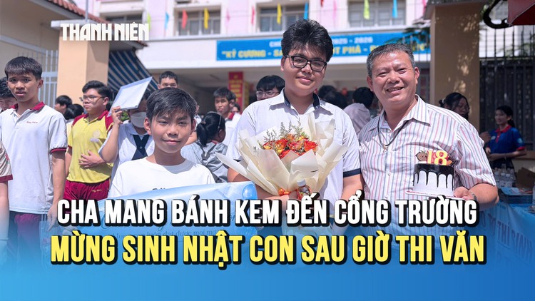 Khoảnh khắc ấm lòng: Cha mang bánh kem đến cổng trường mừng sinh nhật con sau giờ thi môn văn