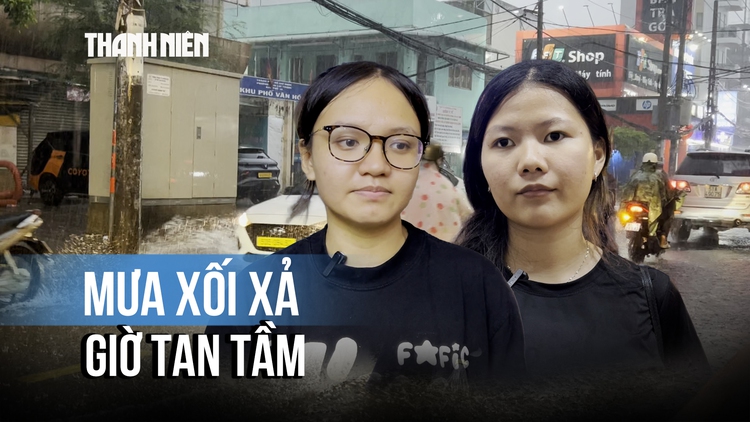 Mưa xối xả giờ tan tầm ở TP.HCM, người dân chật vật về nhà