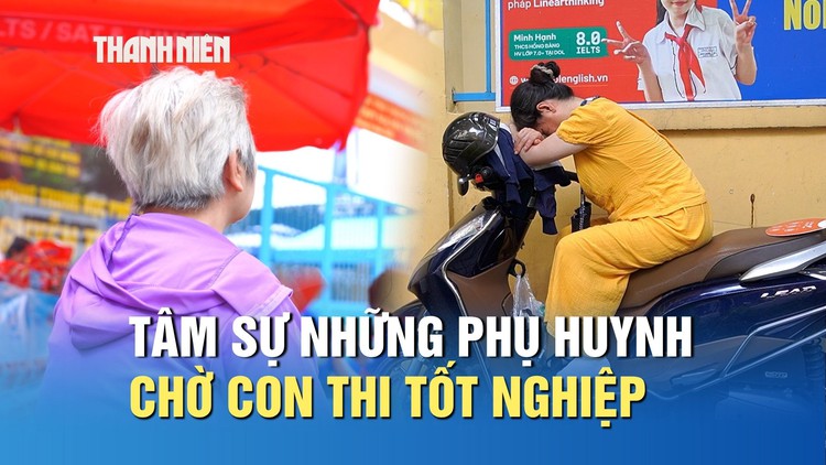 Thi tốt nghiệp THPT: Xúc động người bà 72 tuổi đội nắng chờ cháu trước cổng trường