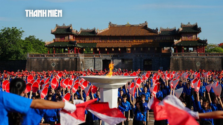 2.000 thanh niên đồng diễn trước Đại nội Huế lan tỏa tình yêu Tổ quốc